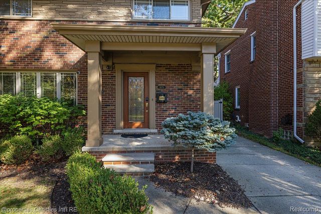 1870 Prestwick Road, Grosse Pointe Woods, MI 48236