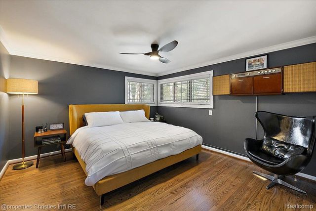1870 Prestwick Road, Grosse Pointe Woods, MI 48236