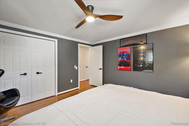1870 Prestwick Road, Grosse Pointe Woods, MI 48236
