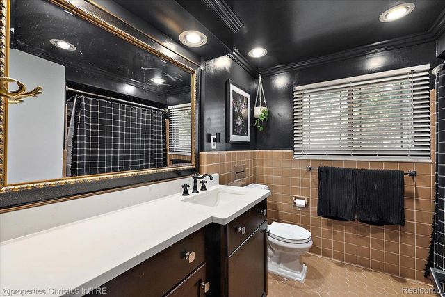 1870 Prestwick Road, Grosse Pointe Woods, MI 48236