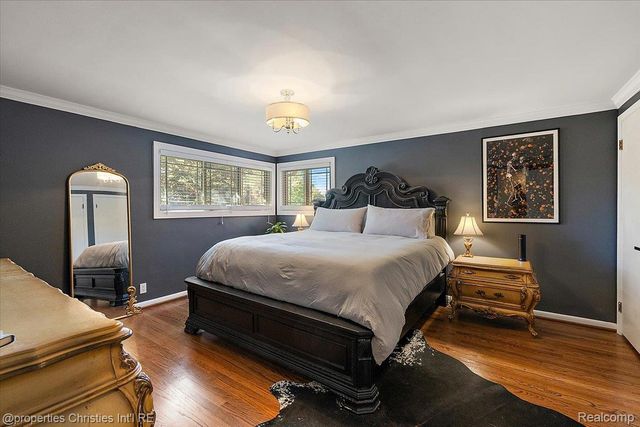 1870 Prestwick Road, Grosse Pointe Woods, MI 48236