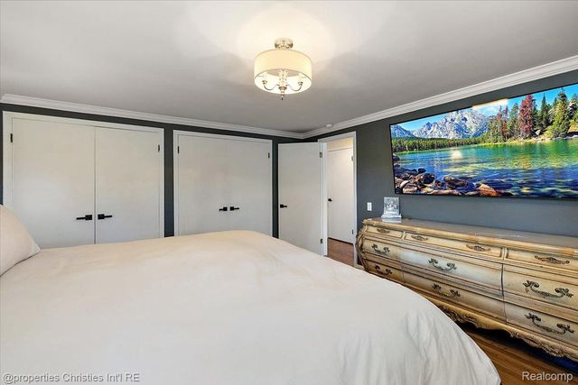 1870 Prestwick Road, Grosse Pointe Woods, MI 48236