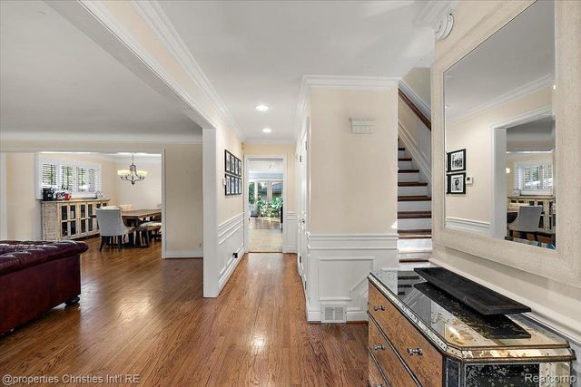 1870 Prestwick Road, Grosse Pointe Woods, MI 48236
