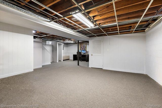 1870 Prestwick Road, Grosse Pointe Woods, MI 48236