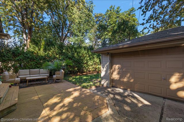 1870 Prestwick Road, Grosse Pointe Woods, MI 48236