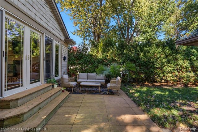 1870 Prestwick Road, Grosse Pointe Woods, MI 48236