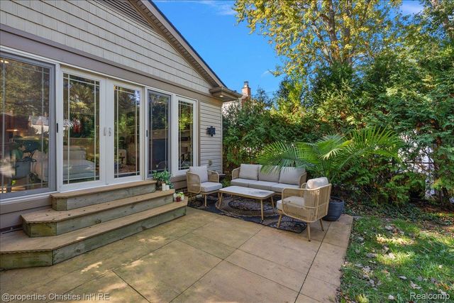 1870 Prestwick Road, Grosse Pointe Woods, MI 48236