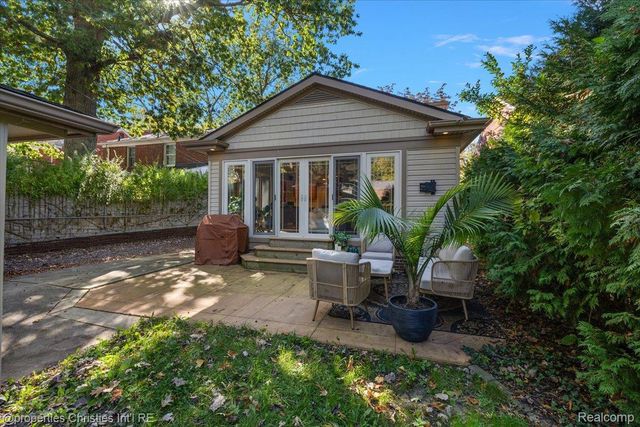 1870 Prestwick Road, Grosse Pointe Woods, MI 48236