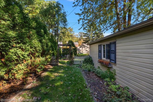 1870 Prestwick Road, Grosse Pointe Woods, MI 48236