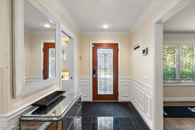 1870 Prestwick Road, Grosse Pointe Woods, MI 48236