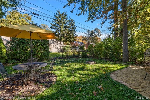 1870 Prestwick Road, Grosse Pointe Woods, MI 48236