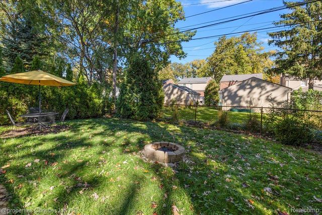 1870 Prestwick Road, Grosse Pointe Woods, MI 48236