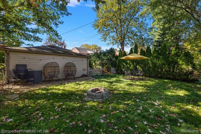1870 Prestwick Road, Grosse Pointe Woods, MI 48236