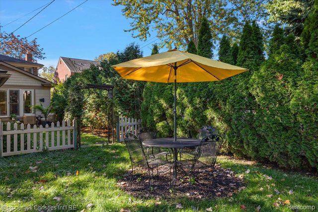 1870 Prestwick Road, Grosse Pointe Woods, MI 48236