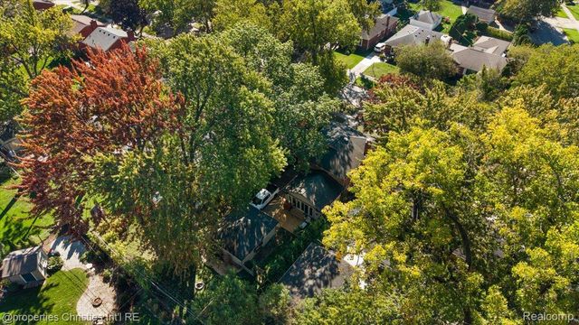 1870 Prestwick Road, Grosse Pointe Woods, MI 48236