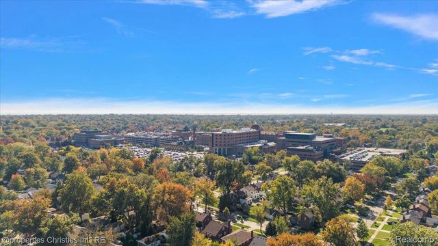 1870 Prestwick Road, Grosse Pointe Woods, MI 48236