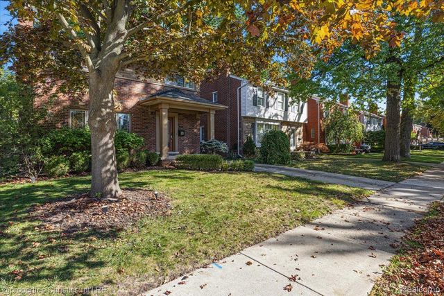 1870 Prestwick Road, Grosse Pointe Woods, MI 48236