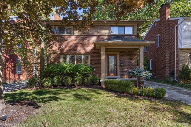 1870 Prestwick Road, Grosse Pointe Woods, MI 48236