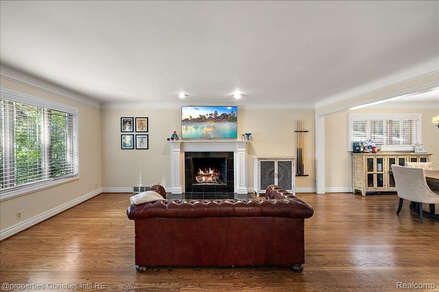1870 Prestwick Road, Grosse Pointe Woods, MI 48236