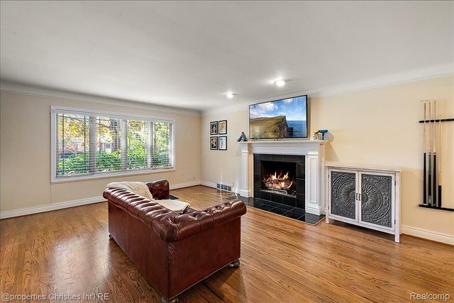 1870 Prestwick Road, Grosse Pointe Woods, MI 48236