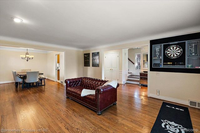 1870 Prestwick Road, Grosse Pointe Woods, MI 48236