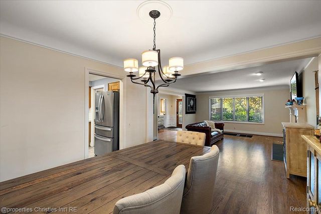 1870 Prestwick Road, Grosse Pointe Woods, MI 48236