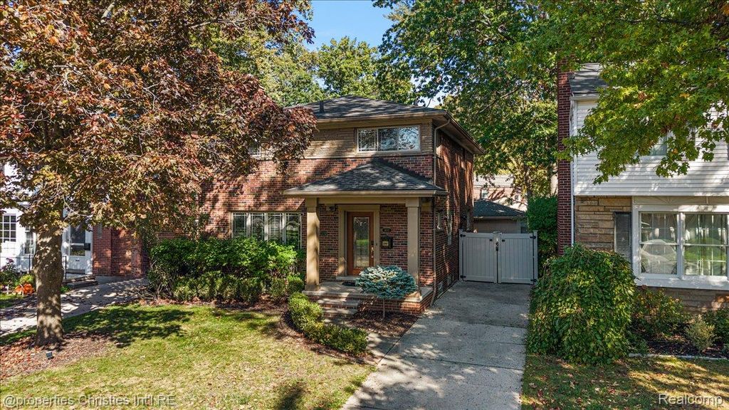 1870 Prestwick Road, Grosse Pointe Woods, MI 48236