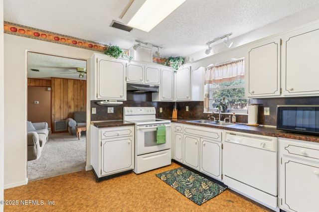 1738 PAPAYA Drive N, Orange Park, FL 32073