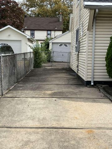 121 Campbell Avenue, Williston Park, NY 11596