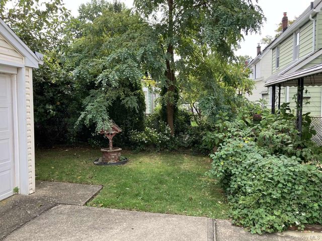 121 Campbell Avenue, Williston Park, NY 11596