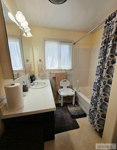 240 W Oak Street, Shelley, ID 83274