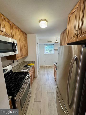 424 N ARMISTEAD ST #201, Alexandria, VA 22312