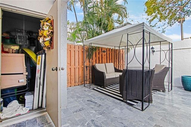 801 SE 16th Court 14, Fort Lauderdale, FL 33316