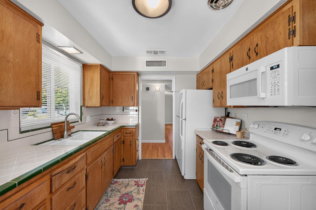 Image 10 of property listing at 75 W Sierra Avenue, Clovis, CA 93612