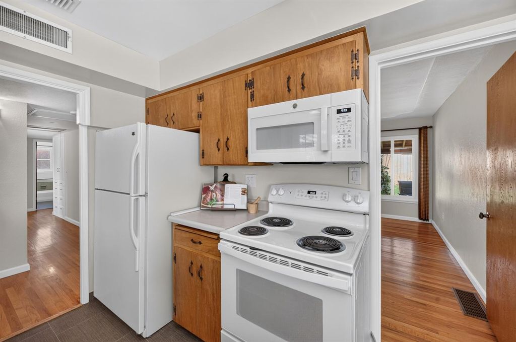 Image 11 of property listing at 75 W Sierra Avenue, Clovis, CA 93612
