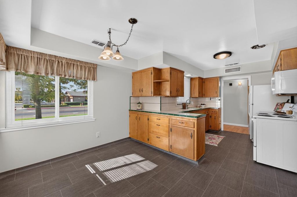 Image 13 of property listing at 75 W Sierra Avenue, Clovis, CA 93612