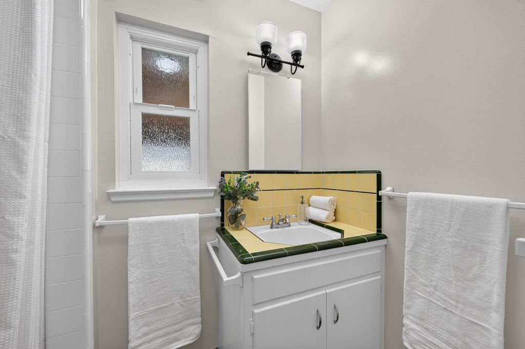 Image 15 of property listing at 75 W Sierra Avenue, Clovis, CA 93612