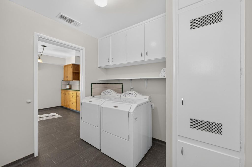 Image 17 of property listing at 75 W Sierra Avenue, Clovis, CA 93612