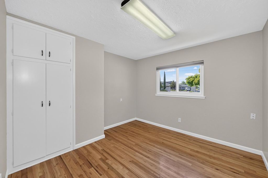 Image 18 of property listing at 75 W Sierra Avenue, Clovis, CA 93612