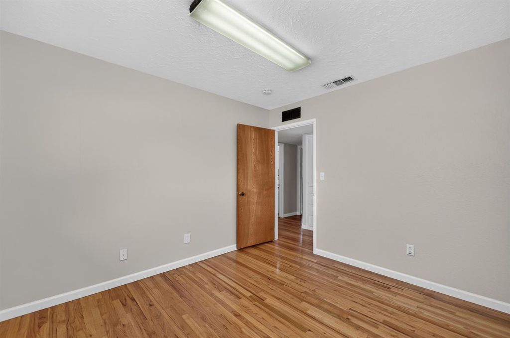 Image 19 of property listing at 75 W Sierra Avenue, Clovis, CA 93612