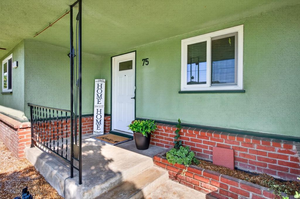 Image 2 of property listing at 75 W Sierra Avenue, Clovis, CA 93612
