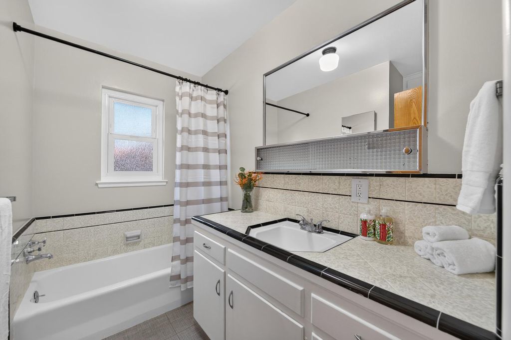 Image 22 of property listing at 75 W Sierra Avenue, Clovis, CA 93612
