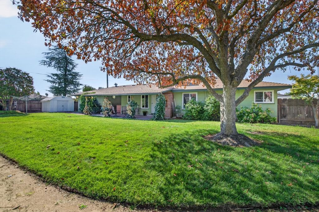 Image 28 of property listing at 75 W Sierra Avenue, Clovis, CA 93612