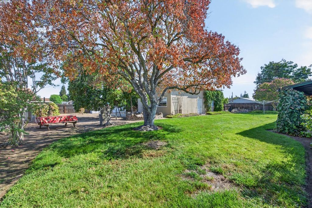 Image 30 of property listing at 75 W Sierra Avenue, Clovis, CA 93612
