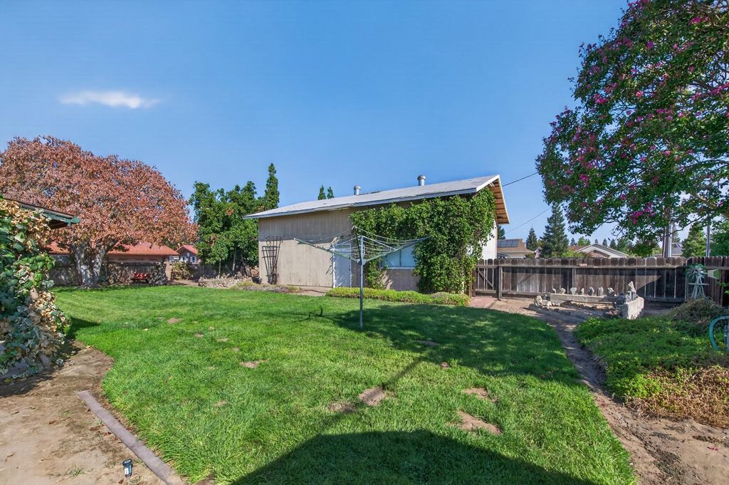 Image 31 of property listing at 75 W Sierra Avenue, Clovis, CA 93612