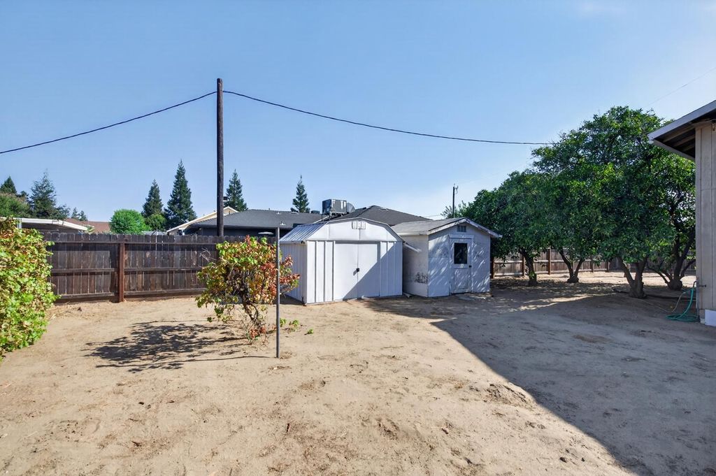 Image 33 of property listing at 75 W Sierra Avenue, Clovis, CA 93612