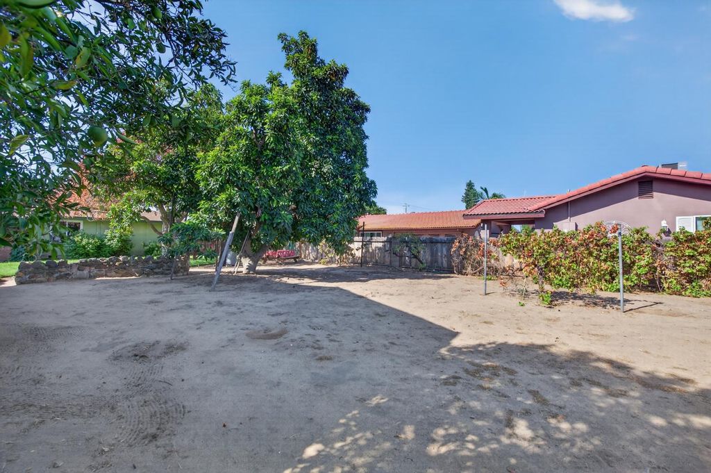 Image 34 of property listing at 75 W Sierra Avenue, Clovis, CA 93612