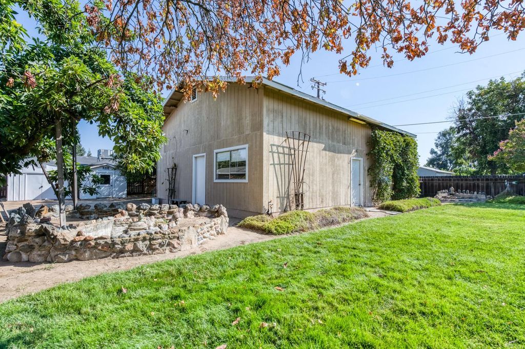 Image 36 of property listing at 75 W Sierra Avenue, Clovis, CA 93612