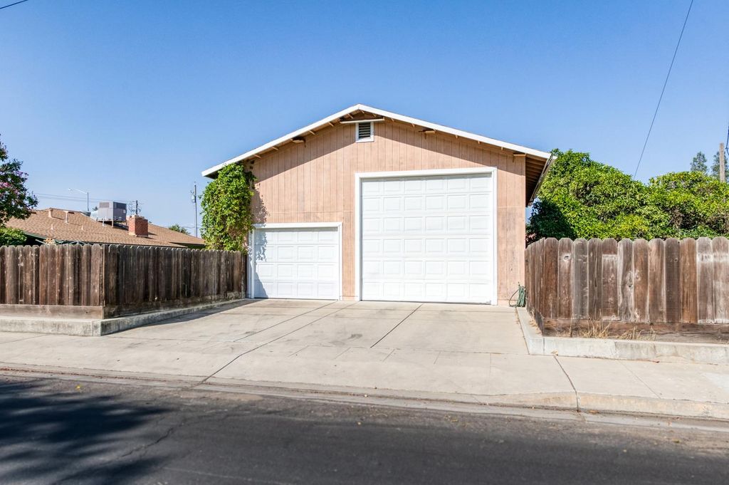 Image 37 of property listing at 75 W Sierra Avenue, Clovis, CA 93612