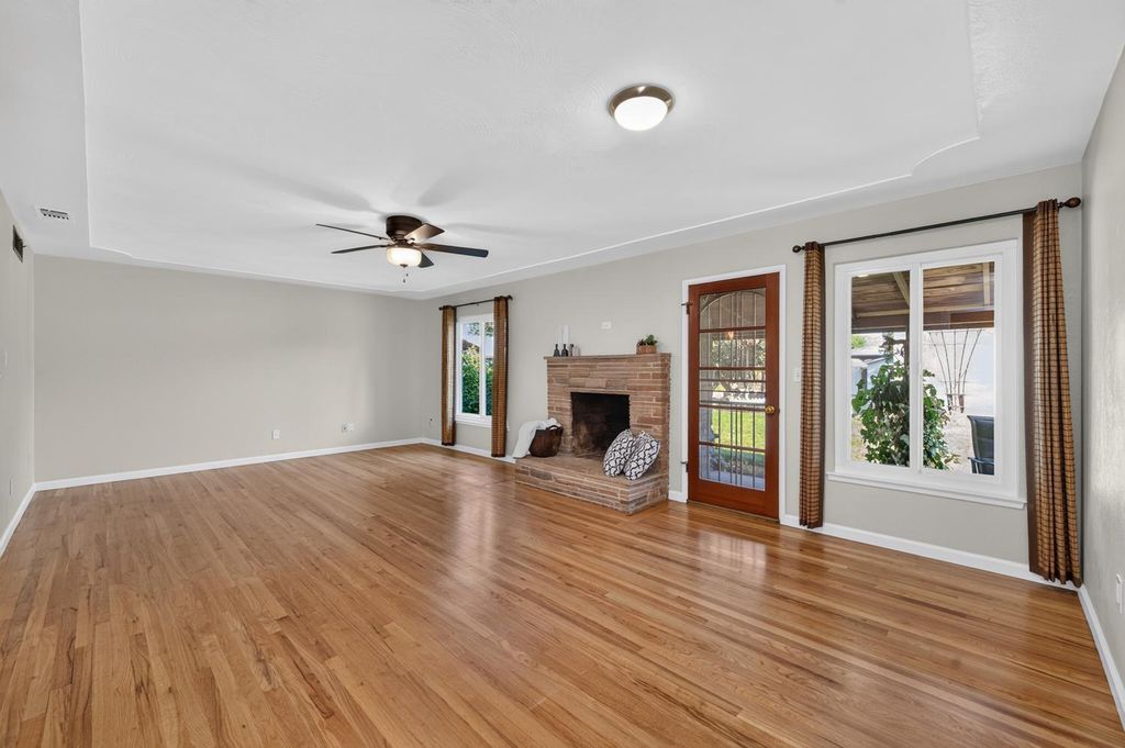 Image 4 of property listing at 75 W Sierra Avenue, Clovis, CA 93612